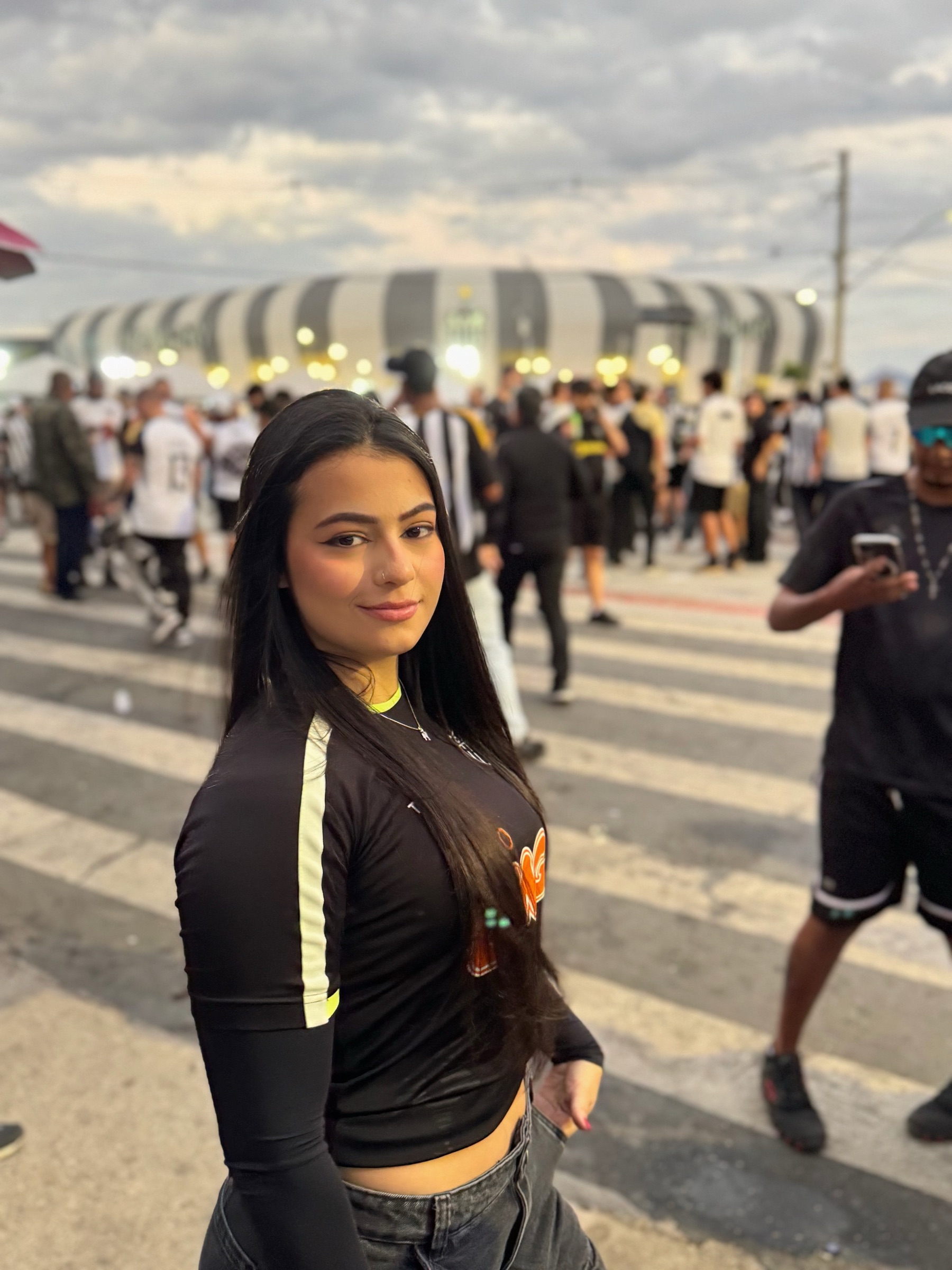 Ana Mafra em frente à Arena MRV em dia de jogo