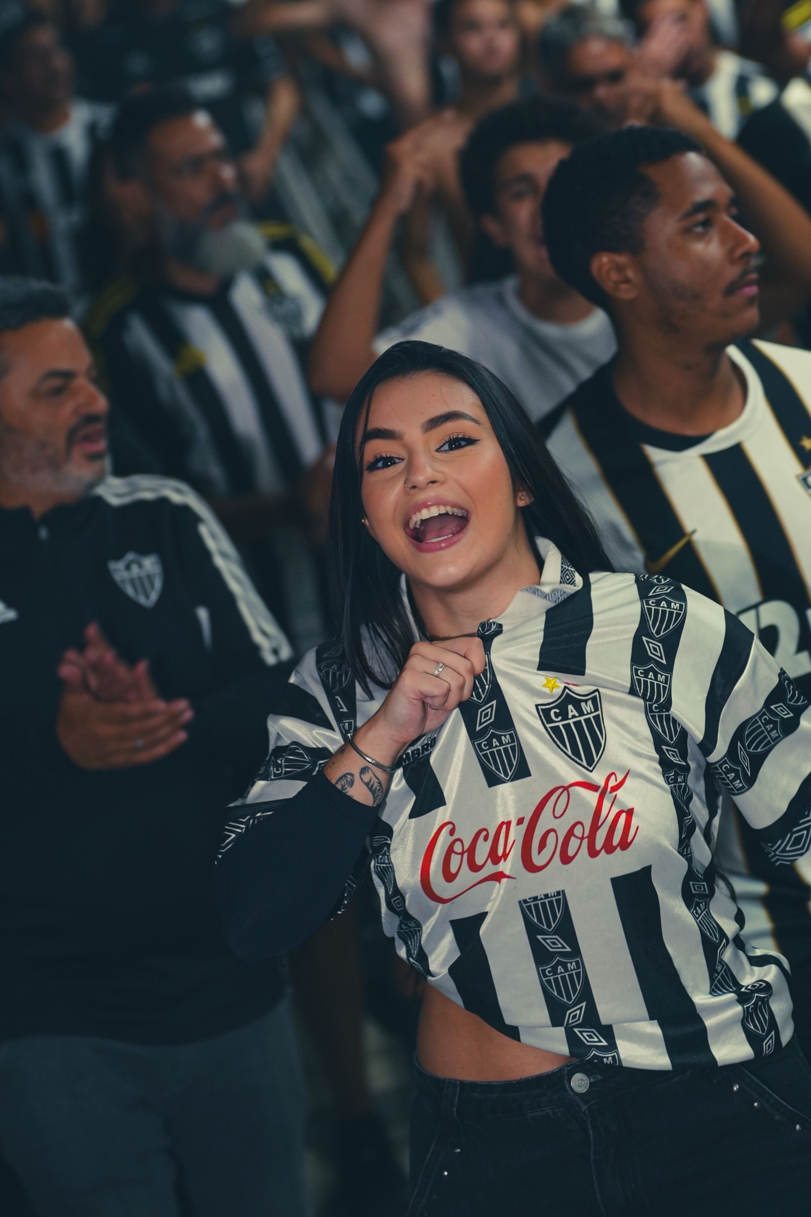 Ana Mafra no meio da torcida do Atlético Mineiro