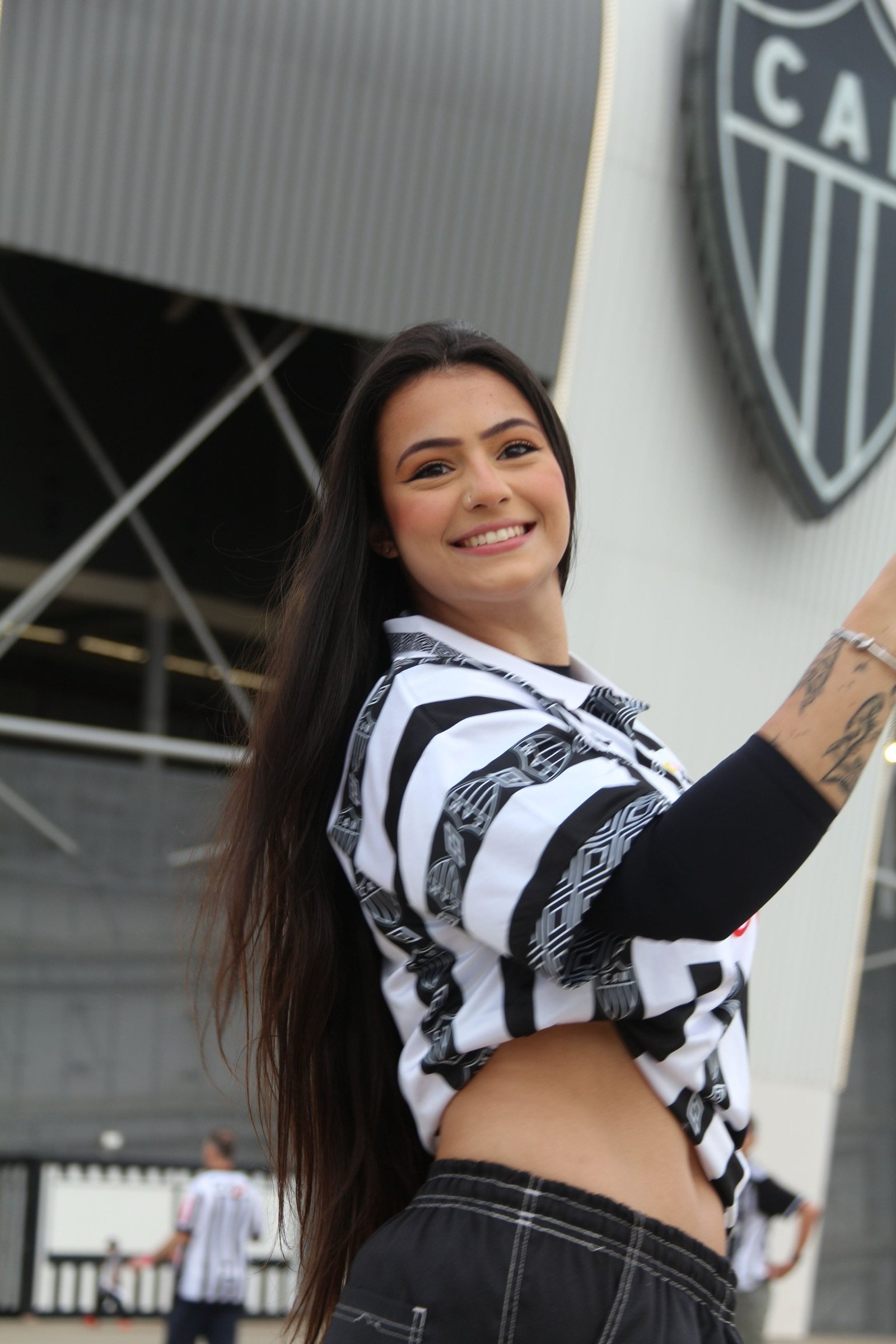 Ana Mafra na entrada da Arena MRV